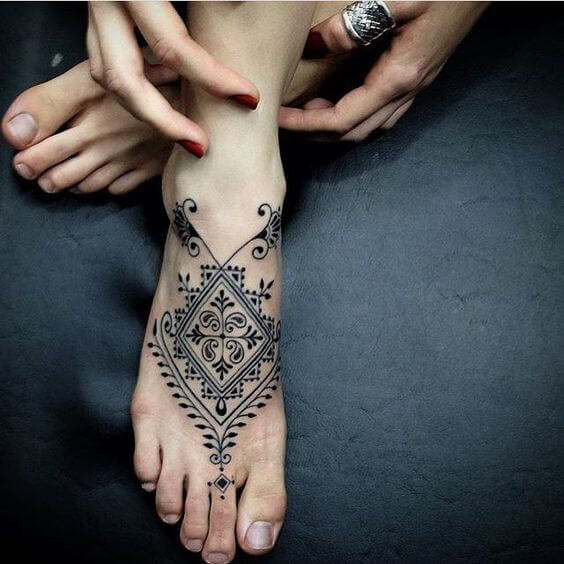 tatuagem geométrica no pé