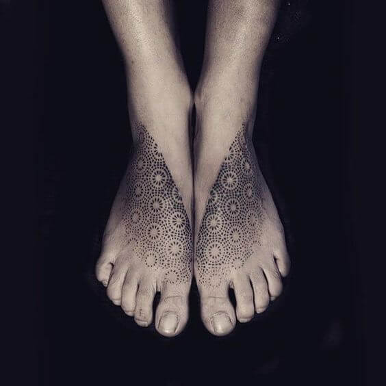 tatuagem com pontilhismo no pé