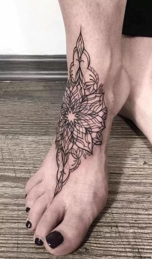tatuagem geométrica no pé