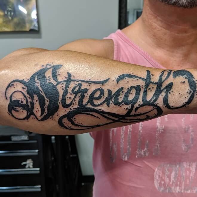 tatuagem masculina no braco lettering
