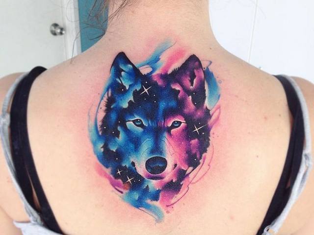 Tatuagem feminina de lobo em aquarela 2