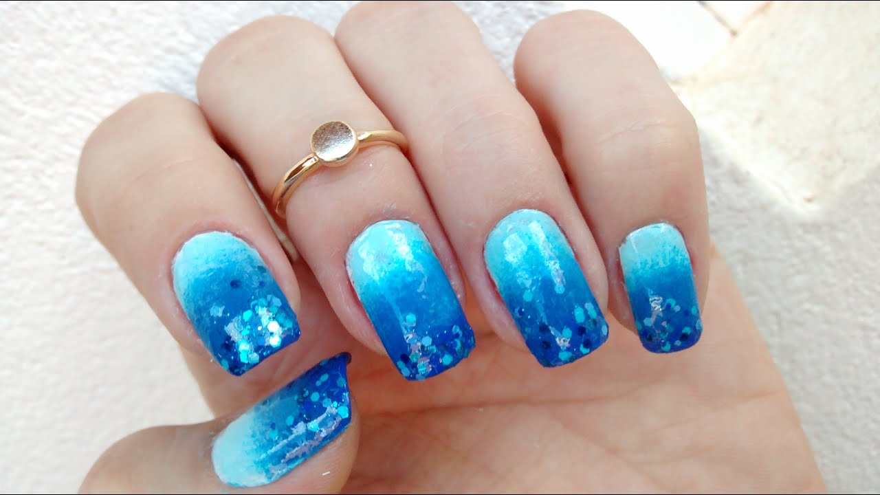 Unha decorada azul com glitter