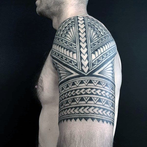 tatuagem masculina no braco tribal