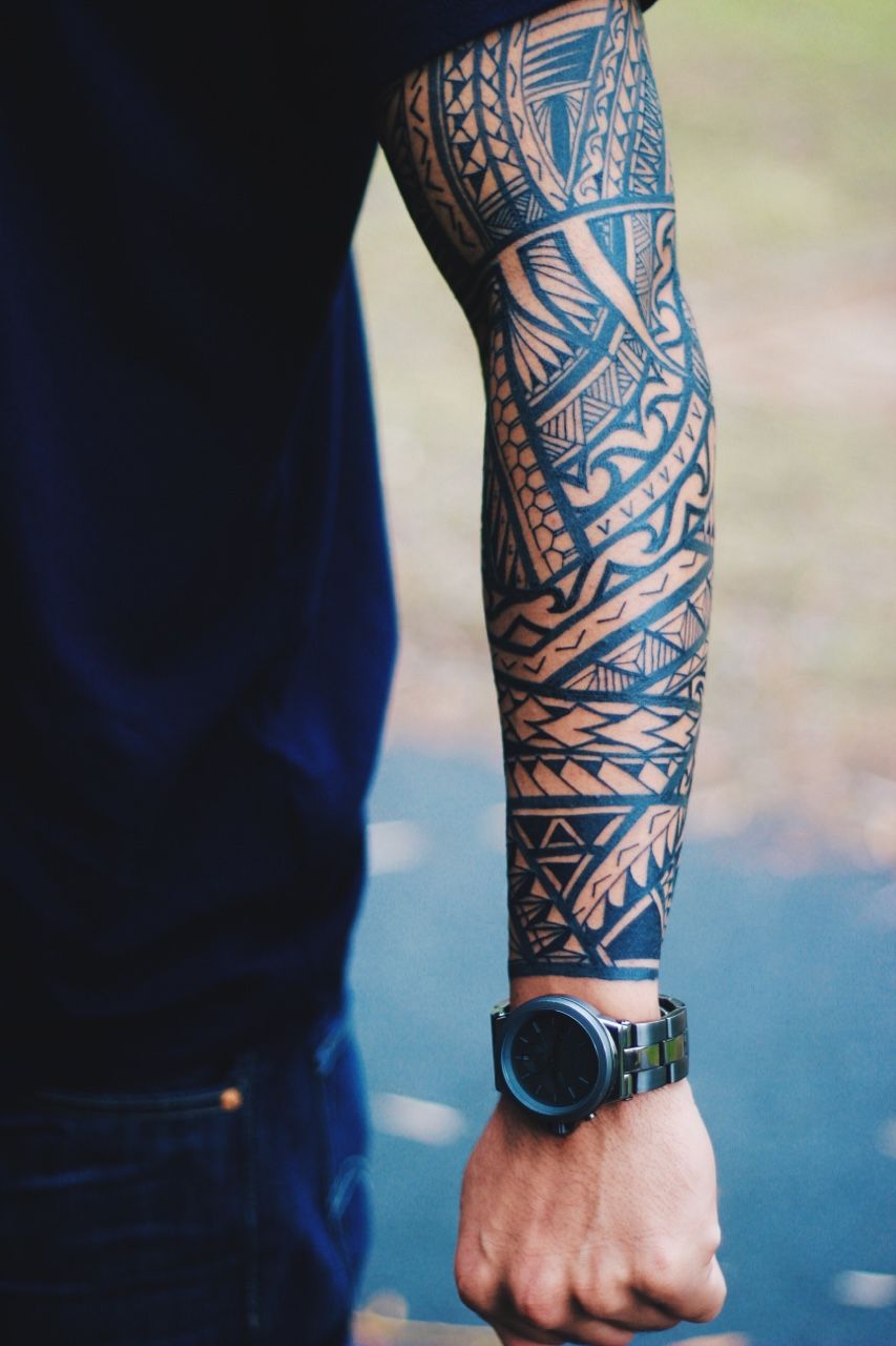 tatuagem masculina no braco tribal