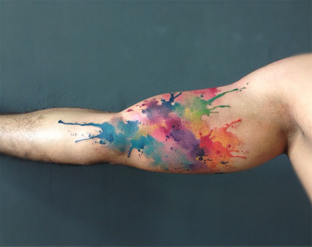 tatuagem masculina no braco aquarela