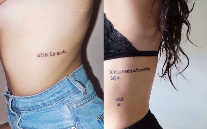 Tatuagem feminina com frases na costela