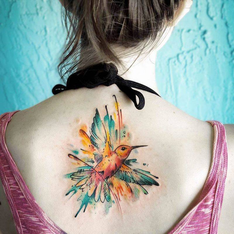 tatuagem de beija-flor em costas