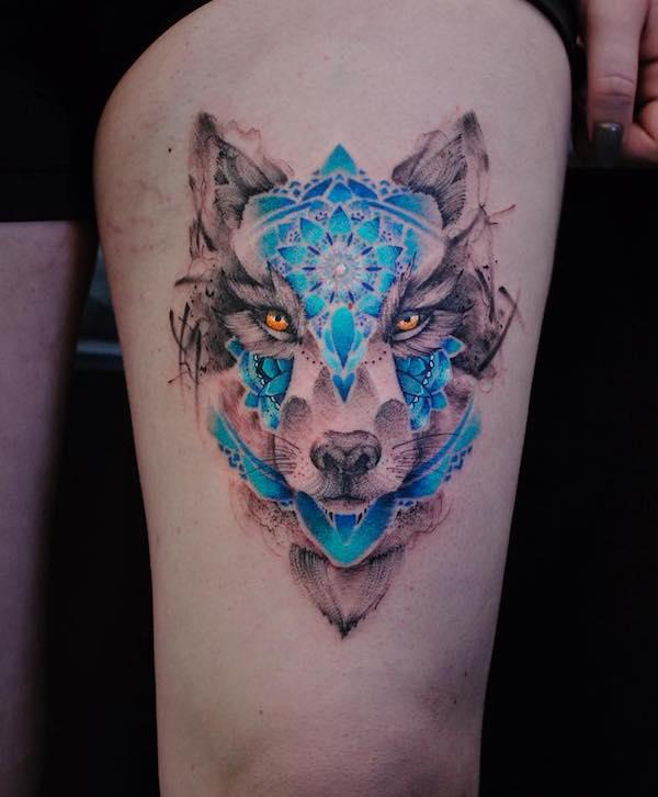 Tatuagem feminina de lobo abstrata