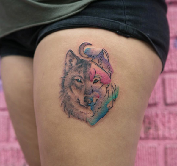 Tatuagem feminina de lobo com aquarela