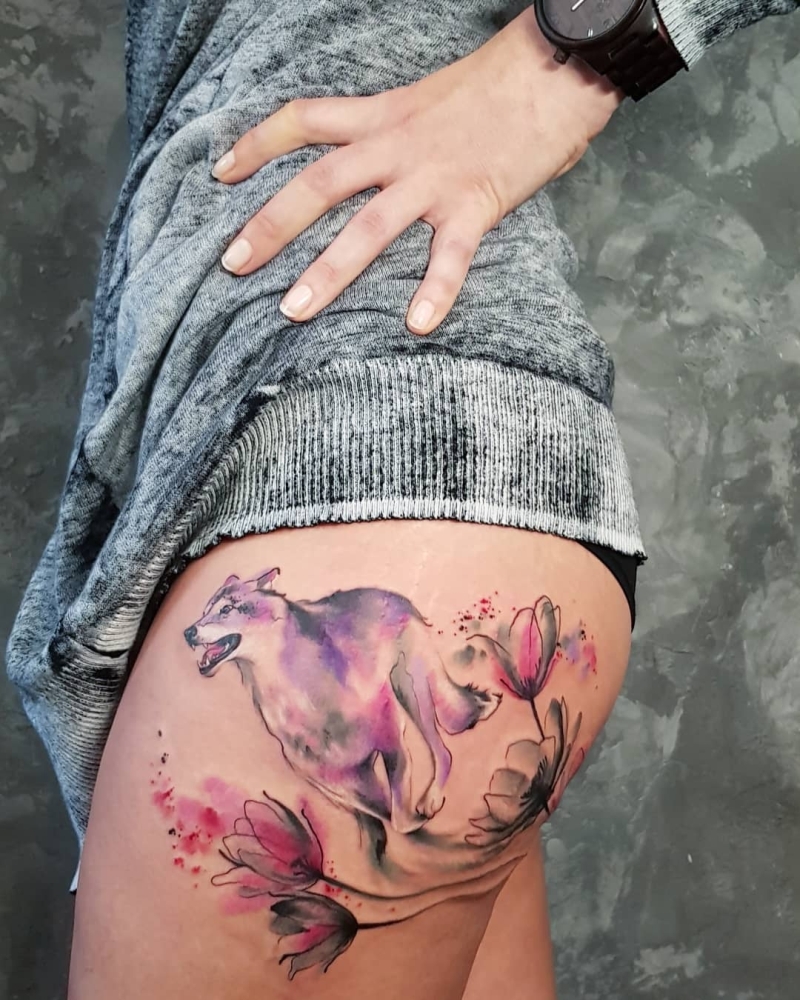 Tatuagem feminina de lobo com aquarela