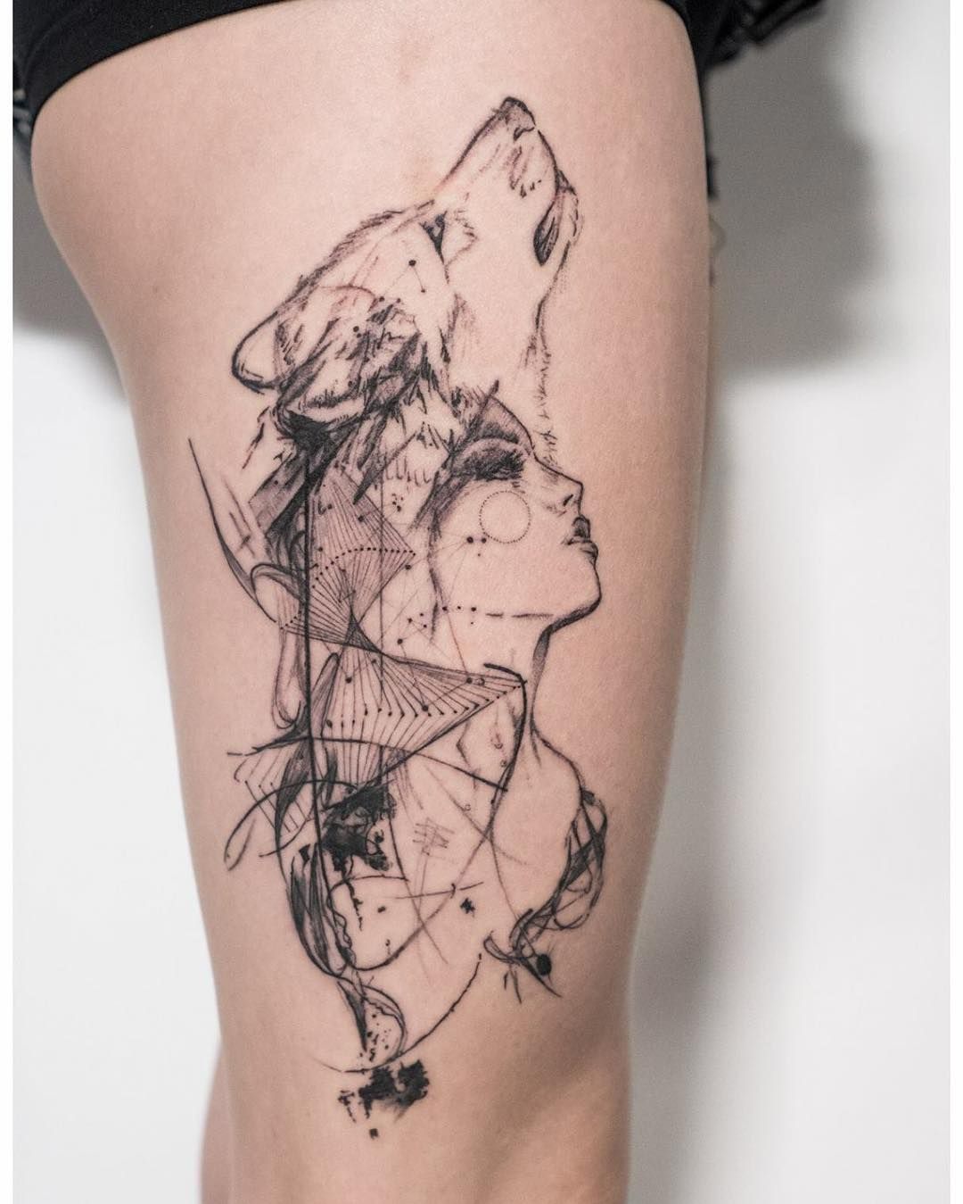 Tatuagem feminina de lobo geométrica