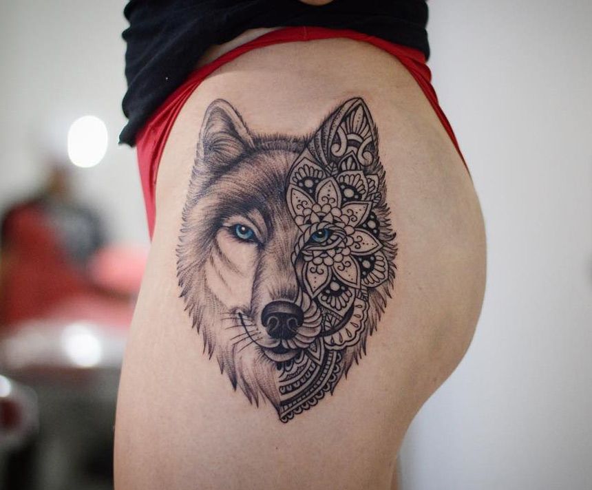 Tatuagem feminina de lobo grande