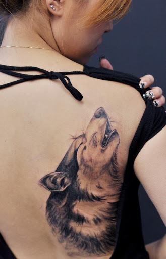 Tatuagem feminina de lobo grande