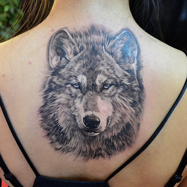 Tatuagem feminina de lobo realista