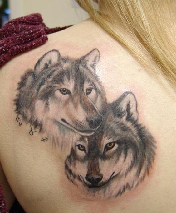 Tatuagem feminina de lobo realista 2021