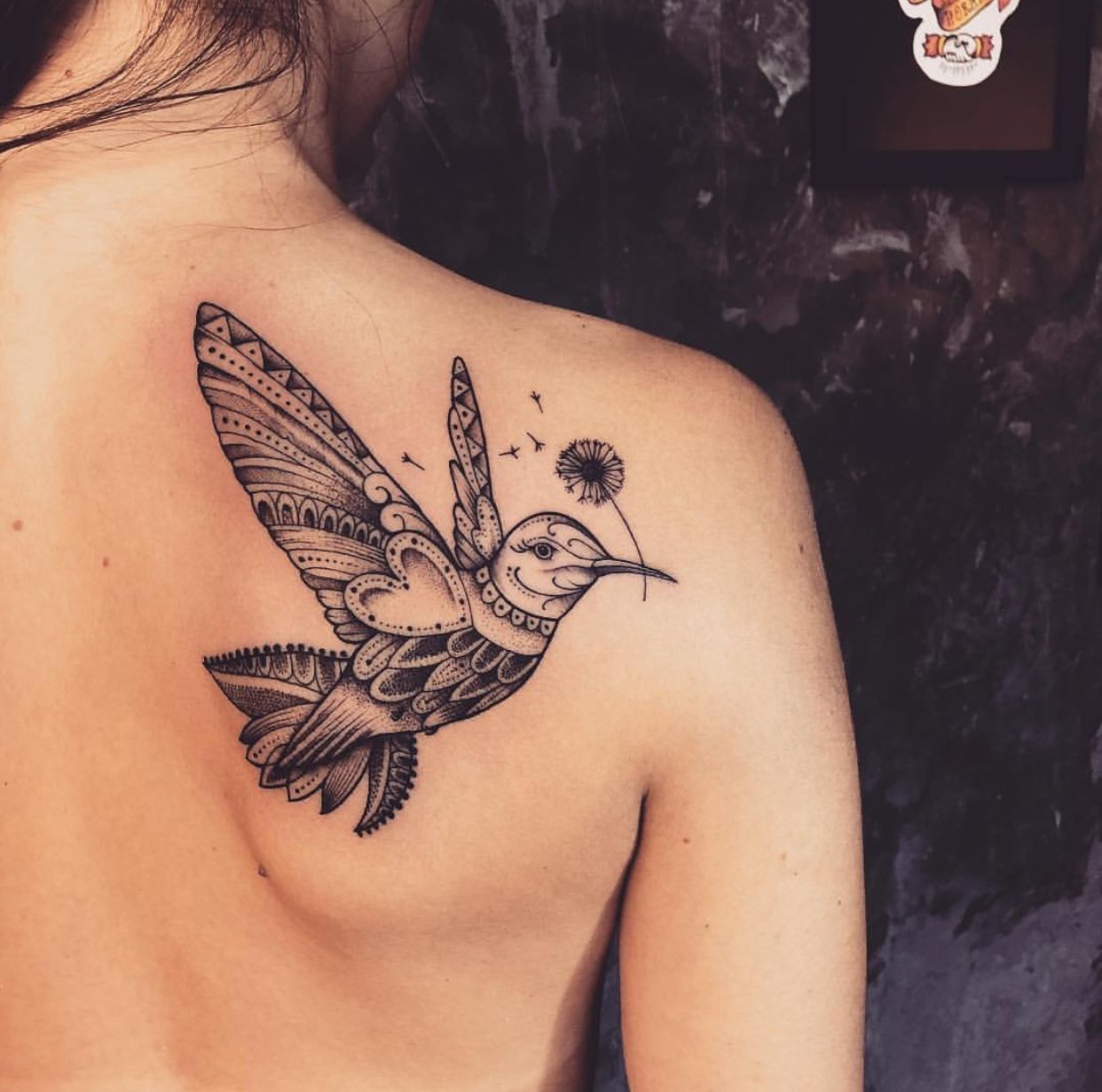 beija-flor tatuado nas costas