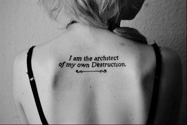 tatuagem de citação nas costas