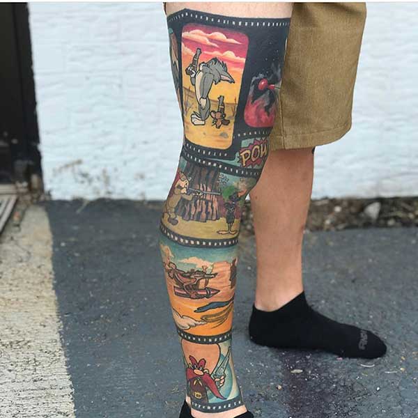Tatuagem masculina na perna desenho animado