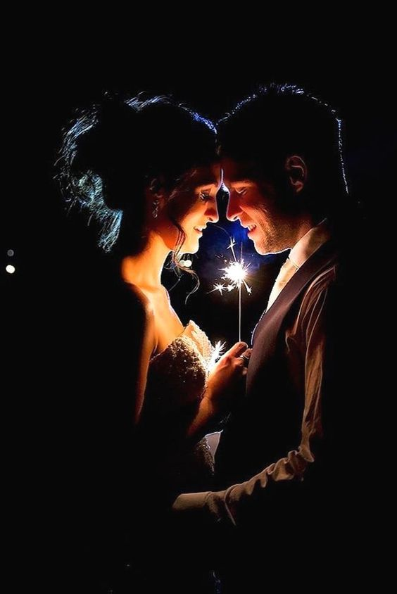 foto de casal para casamento com luzes