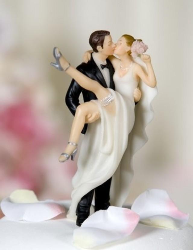 noivinhos no topo do bolo de casamento