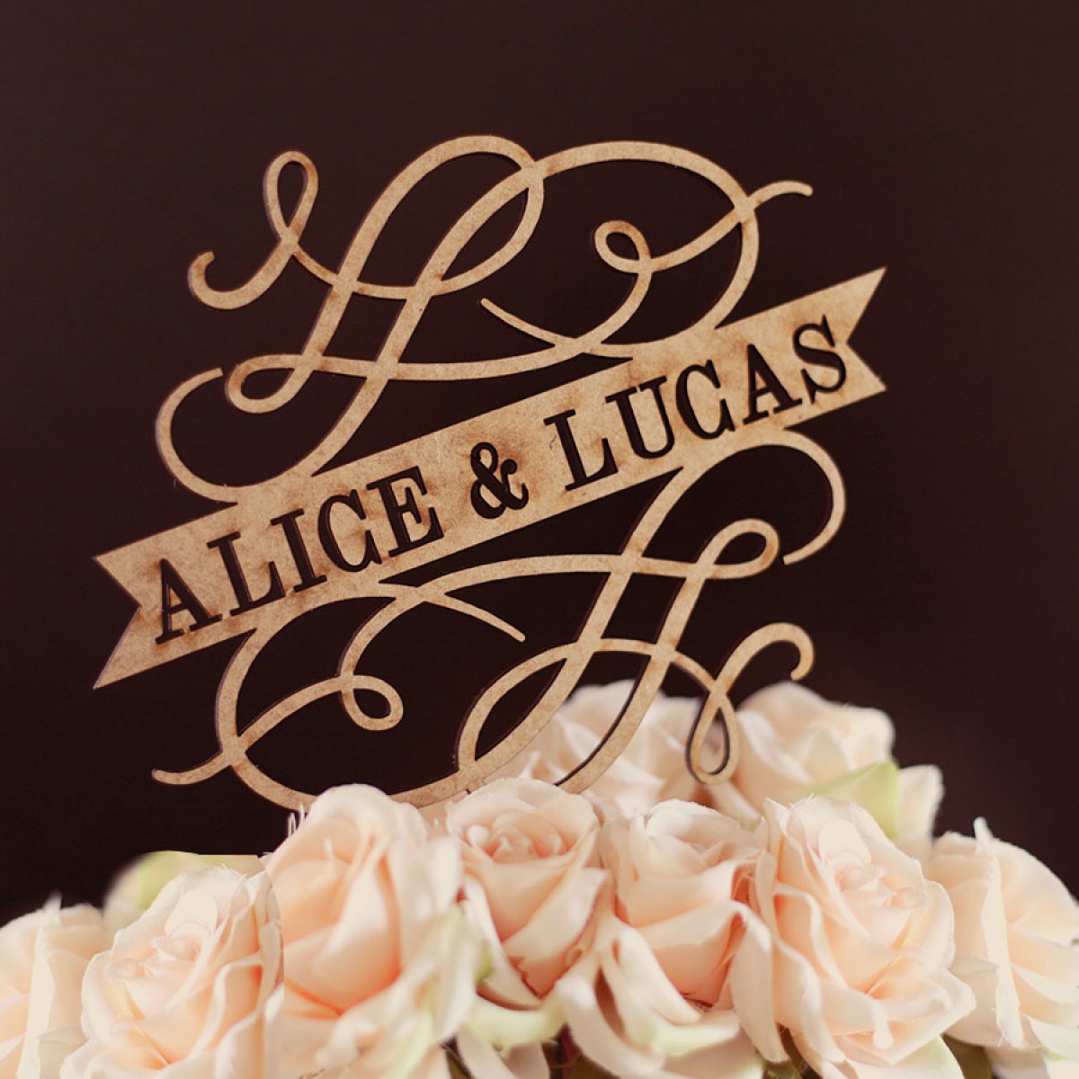 nomes personalizados em topo do bolo de casamento
