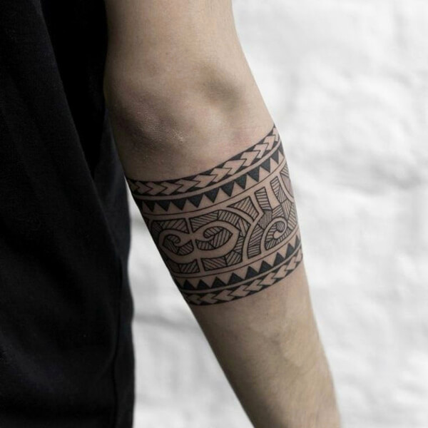 Tendência de tatuagem antebraço masculina tribal 2021