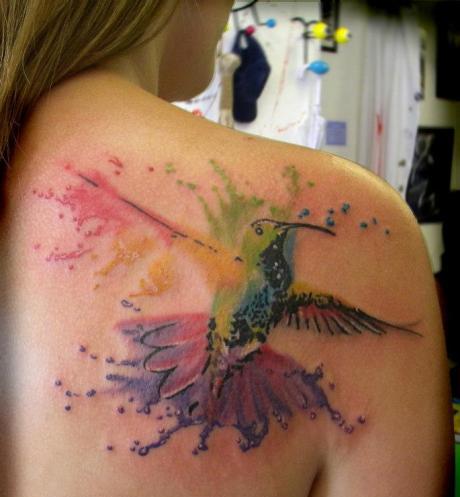 tatuagem beija-flor em aquarela costas