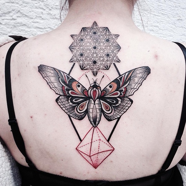 tatuagem de borboleta e mandala nas costas