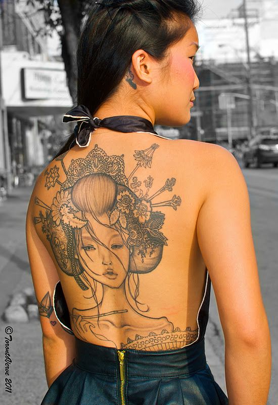 tatuagem de gueixa em mulher
