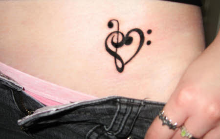 tatuagem de nota musical na barriga