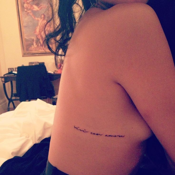 tatuagem delicada na costela