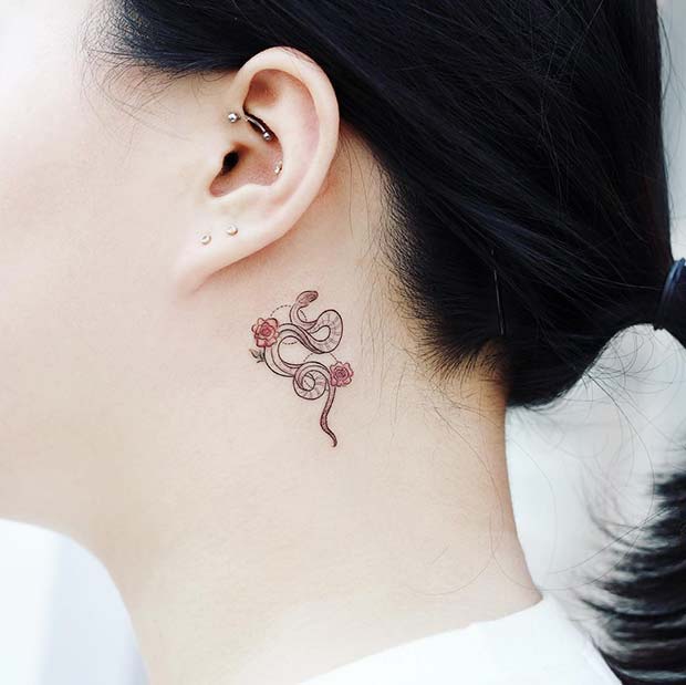 tatuagem delicada no pescoço