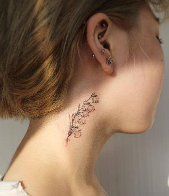 tatuagem delicada no pescoço