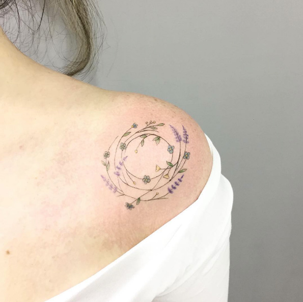 tatuagem delicada nos ombros