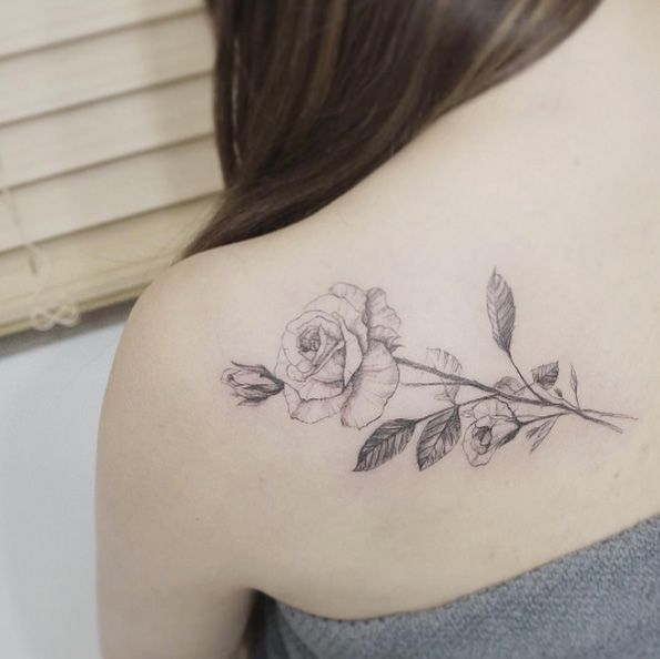 tatuagem delicada nos ombros
