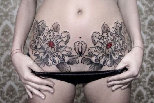 tatuagem de flor de lótus na barriga