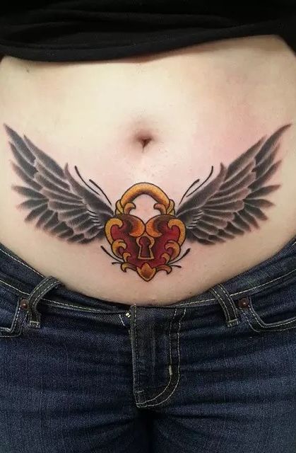 tatuagem feminina coração com asas