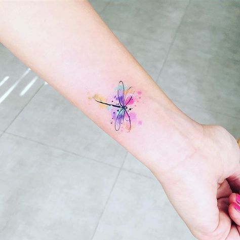 tatuagem feminina de aquarela no pulso 2021