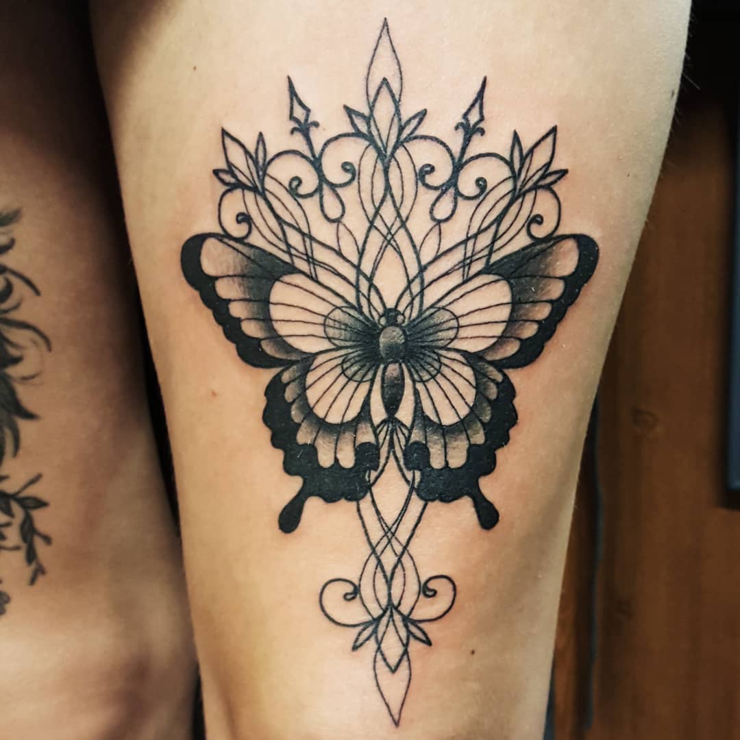 tatuagem feminina de borboletas na coxa 2021