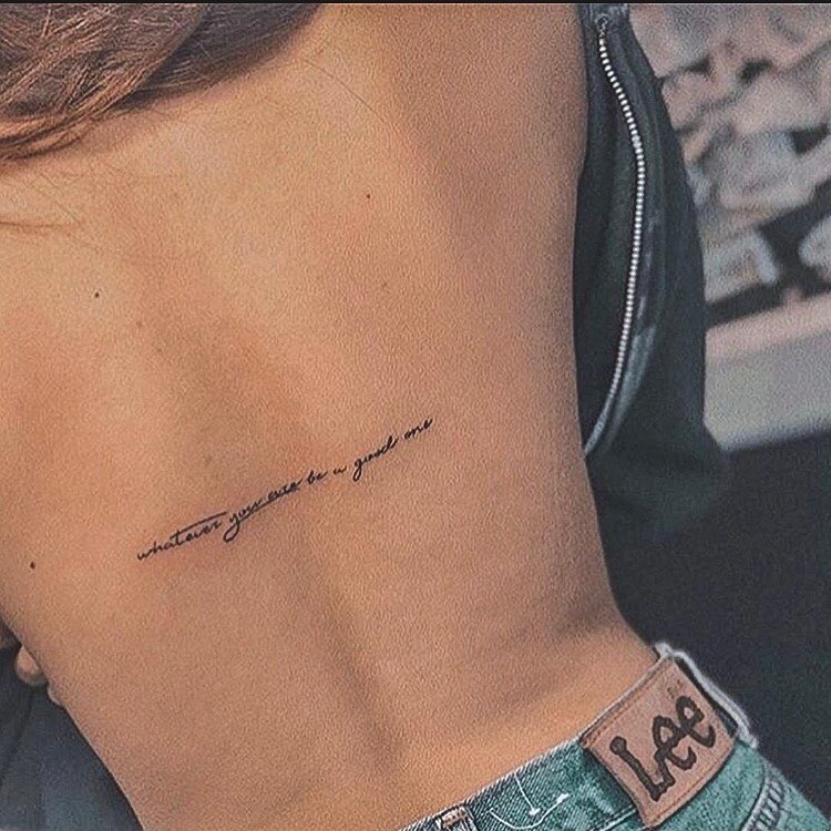 tatuagem feminina de citação nas costas
