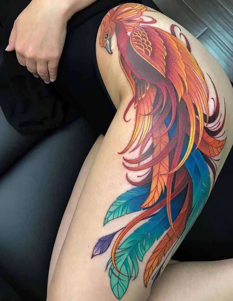 tatuagem feminina de fênix na coxa