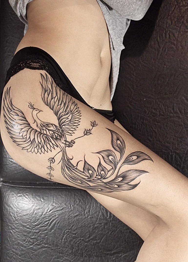 tatuagem feminina de fênix na coxa