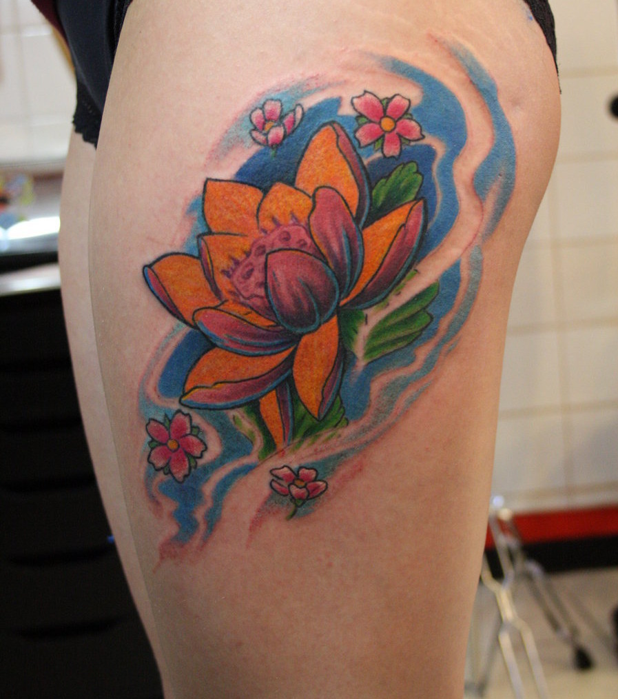 tatuagem feminina de flor de lótus na coxa 2021