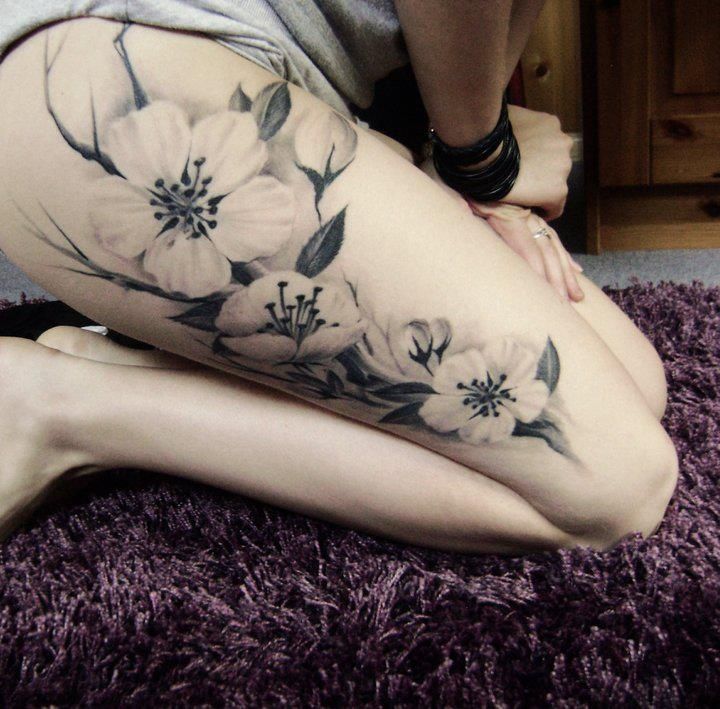 tatuagem feminina de flores na coxa 2021