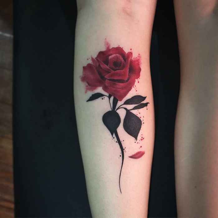 tatuagem feminina de flores para braço 2021