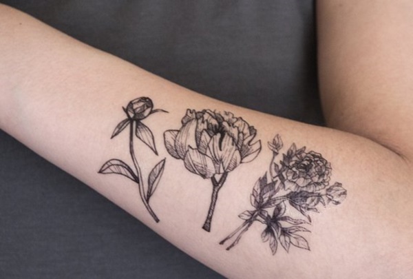 tatuagem feminina de flores para braço 2021