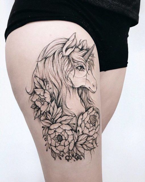 tatuagem feminina de unicórnio na coxa 