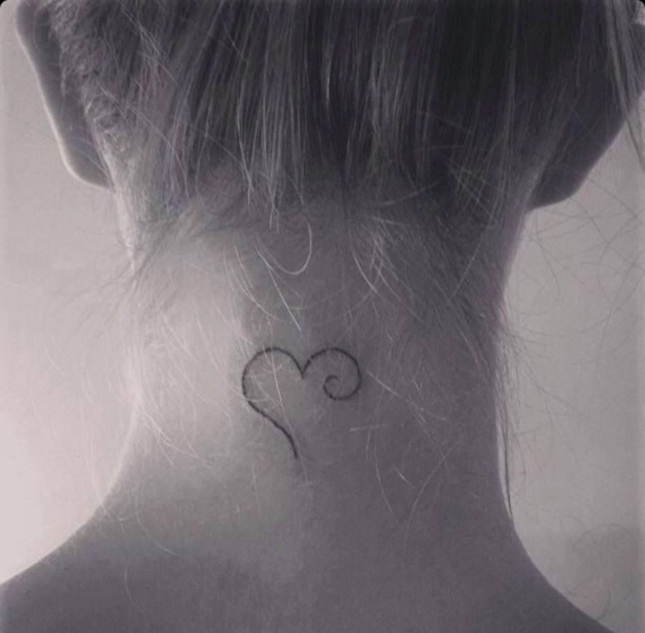 tatuagem feminina delicada de coração