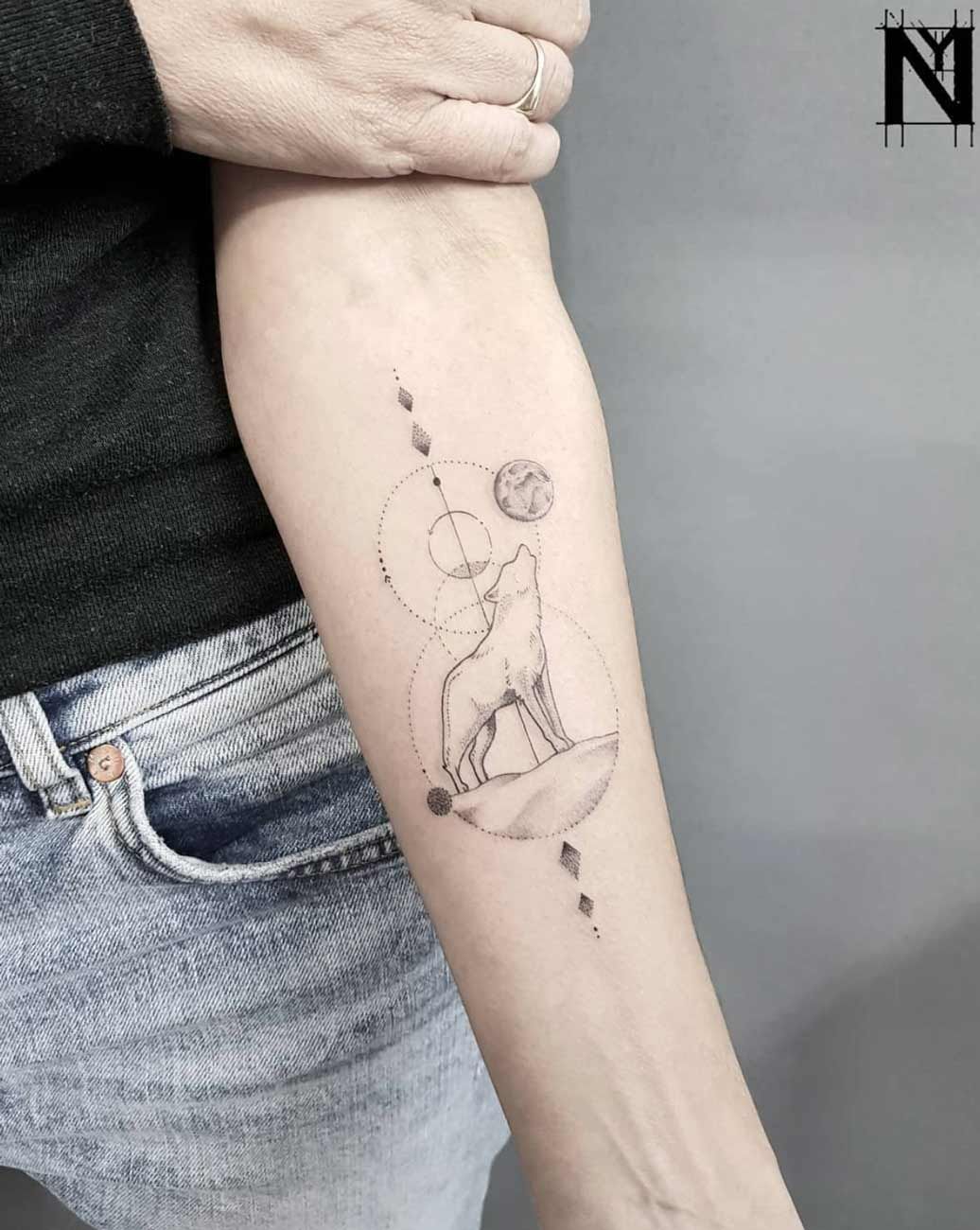 tatuagem feminina delicada de lobo