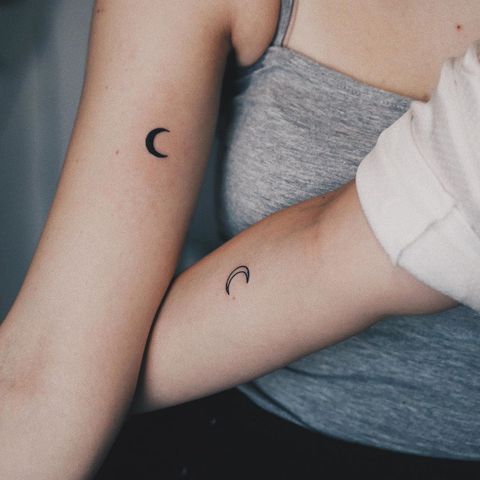 tatuagem feminina delicada em conjunto